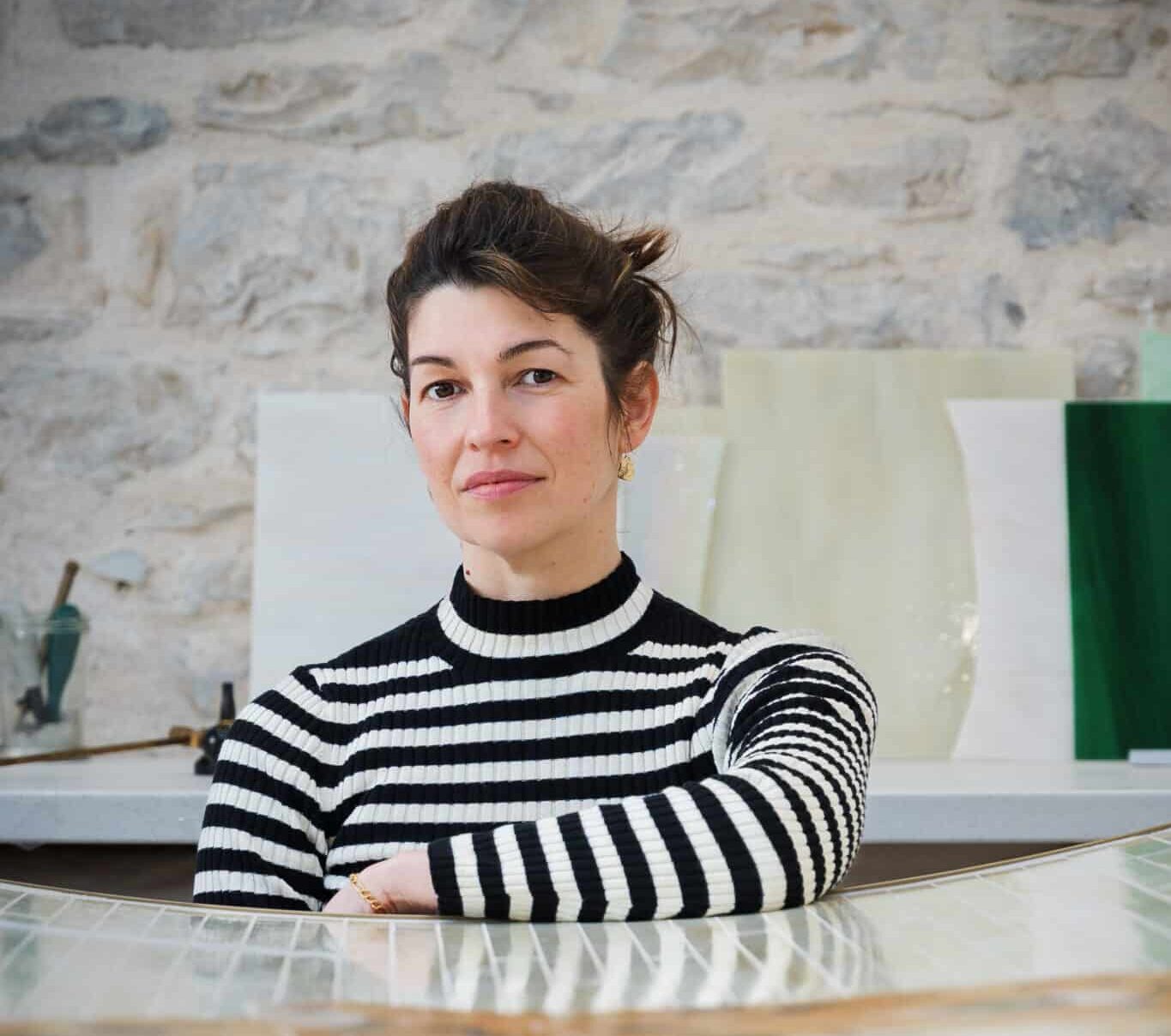 Portrait de Myriam Hubert dans son atelier