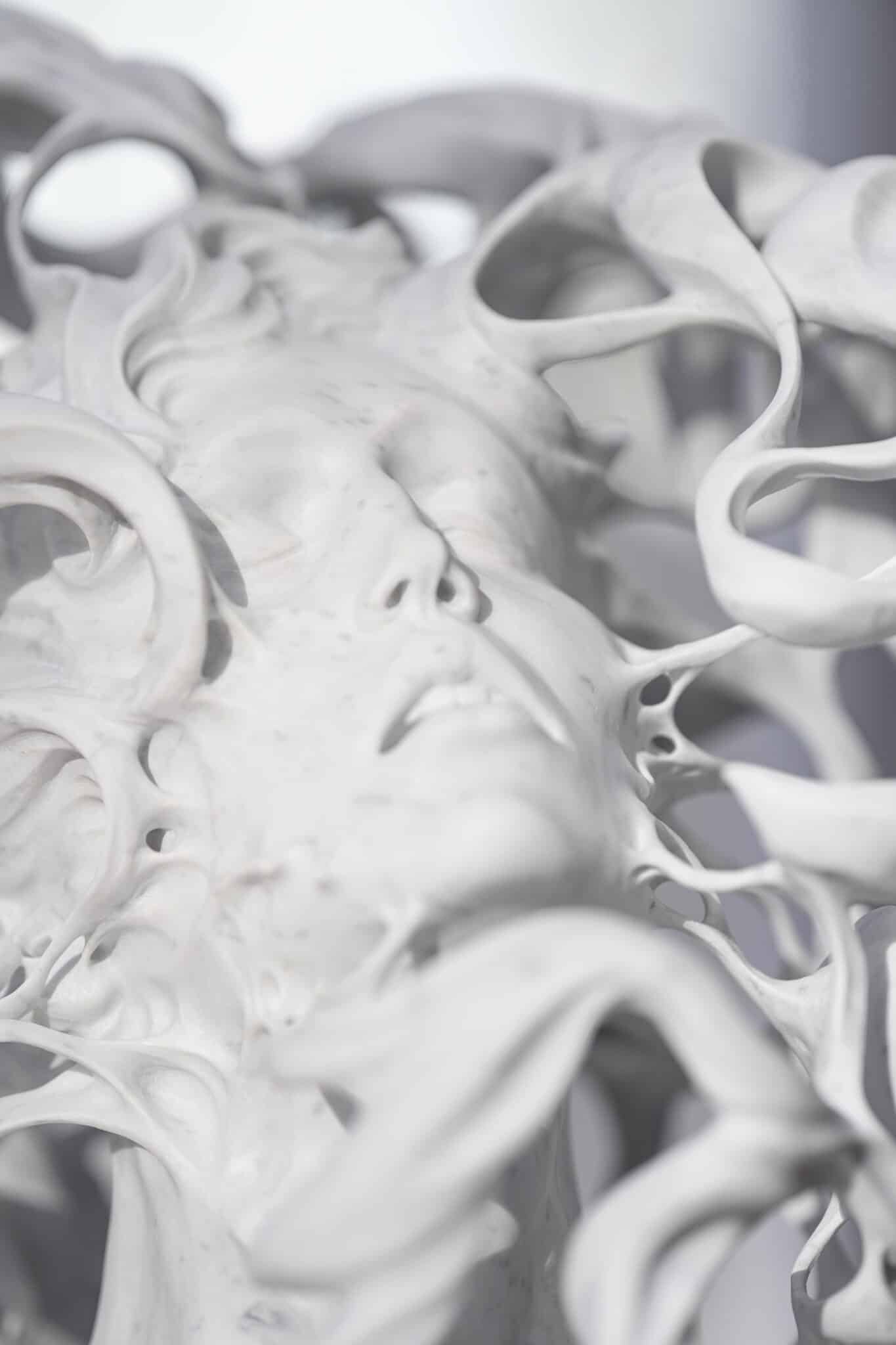 Zoom sur un sculpture en marbre de Riccardo Gatti