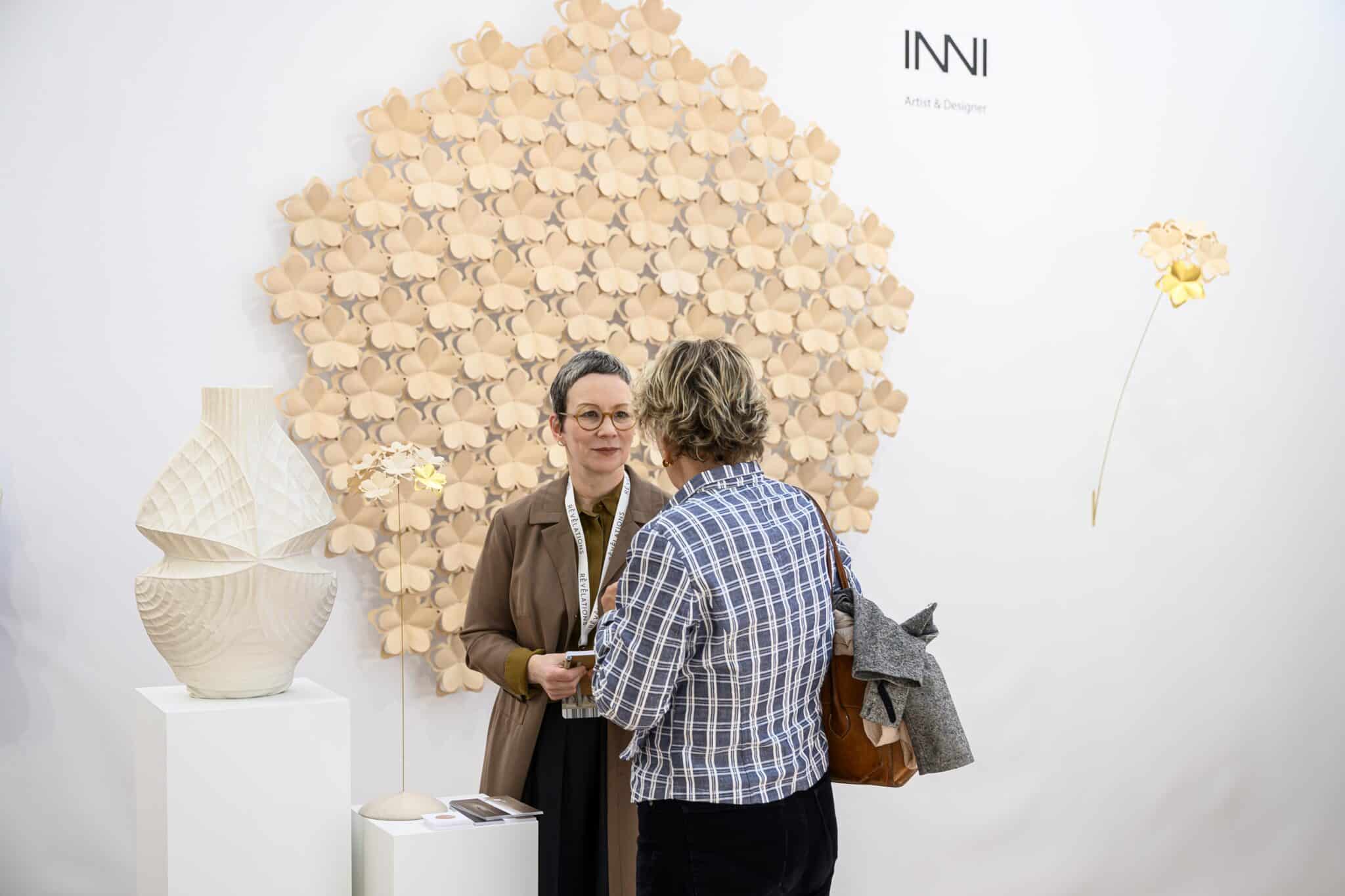 Inni discutant avec une visiteuse de Révélations